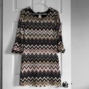 Lilly Rose | ¾ Sleeve Black and Cream Chevron Print Dress Size Small